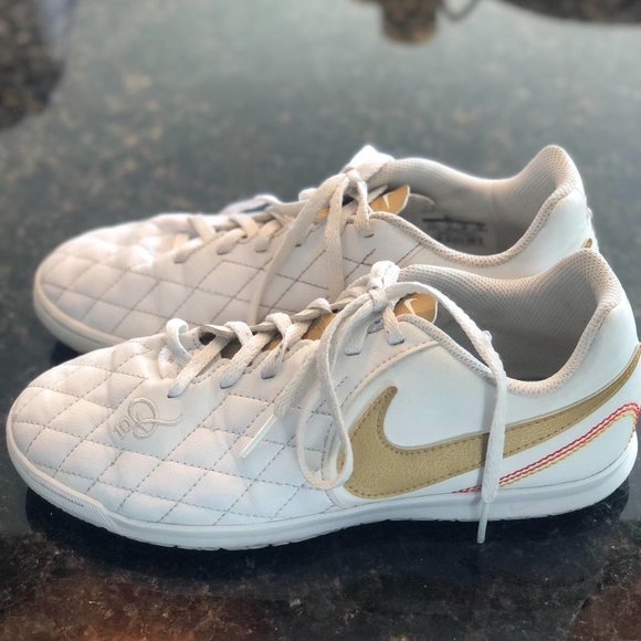 💥SOLD💥
Nike R10 Tiempo Sneakers - Picture 3 of 5